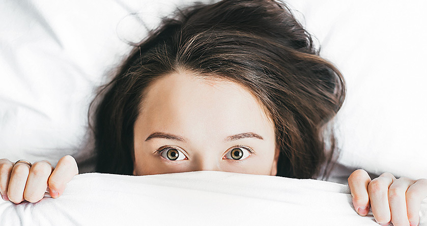 Mujer despierta en la cama
