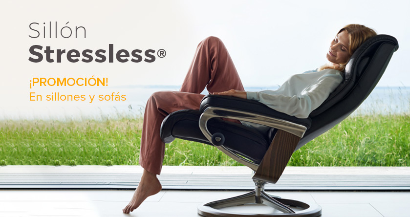 Mujer en el sillón Stressless disponible en las tiendas de Ensueños