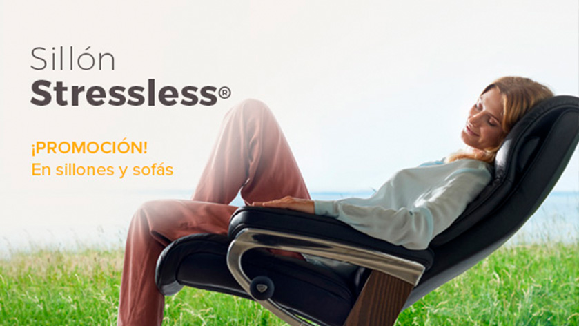 Mujer tumbada en el sillón Stressless disponible en las tiendas de Ensueños con el Plan Renove