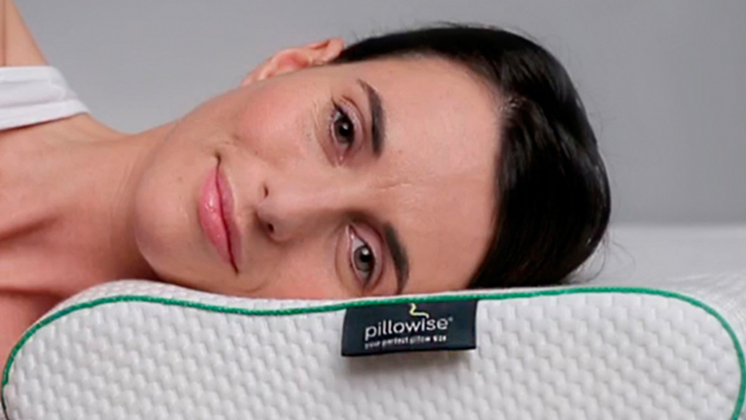 Mujer tumbada en la almohada Pillowise disponible en las tiendas de Ensueños
