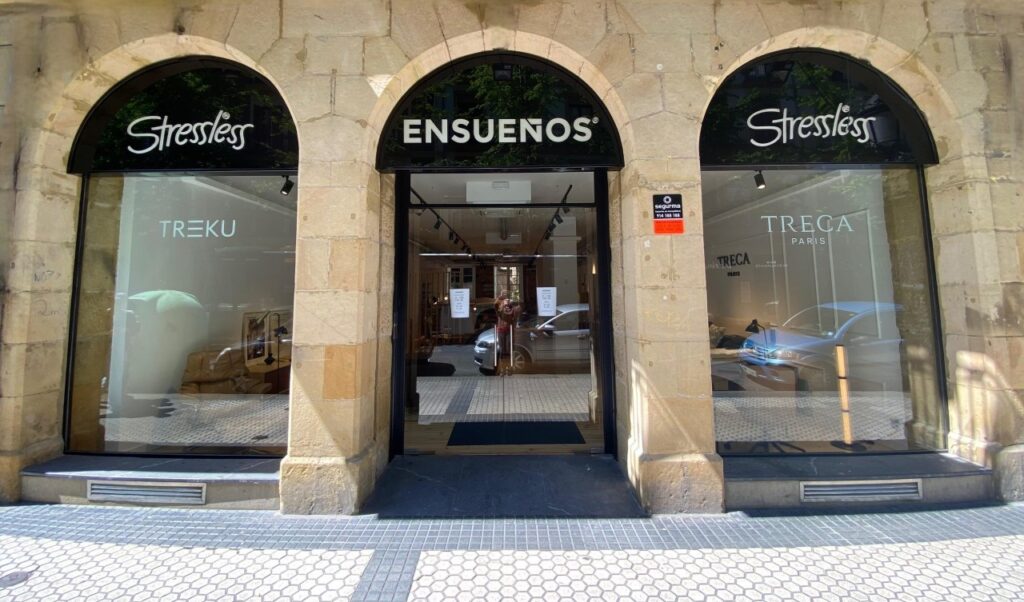 Fachada Tiendas Ensueños en San Sebastián, Legazpi, 8